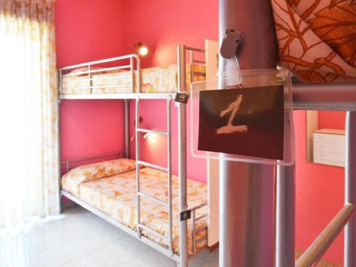 Gianni House Backpackers Hostel Джардіні-Наксос Екстер'єр фото